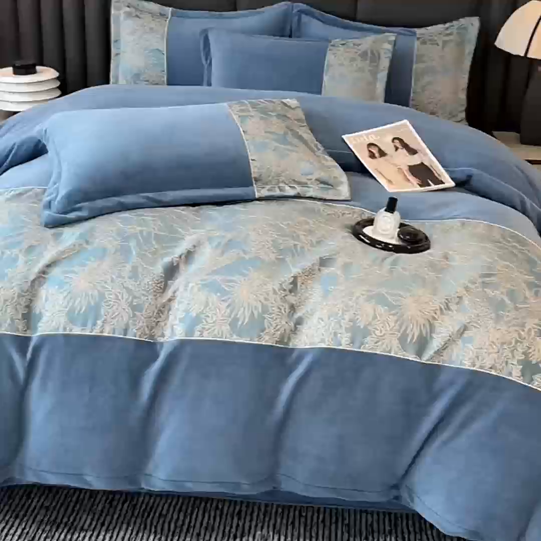 91家纺网 家纺一手货源 找家纺 富宁家纺 2025新款立体雕花牛奶绒绣花四件套-洛卡玫瑰系列 洛卡蓝