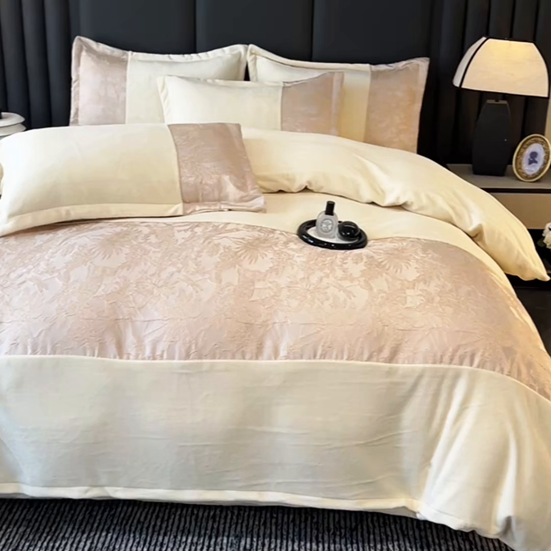 91家纺网 家纺一手货源 找家纺 富宁家纺 2025新款立体雕花牛奶绒绣花四件套-洛卡玫瑰系列 洛卡白