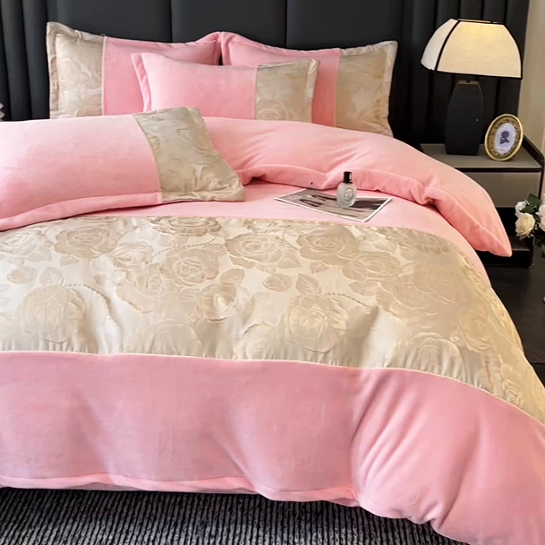 91家纺网 家纺一手货源 找家纺 富宁家纺 2025新款立体雕花牛奶绒绣花四件套-洛卡玫瑰系列 玫瑰粉