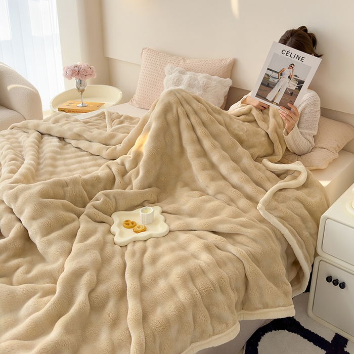 91家纺网 家纺一手货源 找家纺 蓝冰家纺 2025新款托卡斯A类母婴级兔兔绒大泡泡安抚四季毯 奶茶色