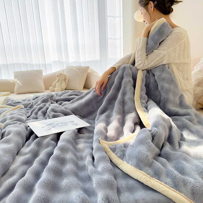 91家纺网 家纺一手货源 找家纺 蓝冰家纺 2025新款托卡斯A类母婴级兔兔绒大泡泡安抚四季毯 烟灰色