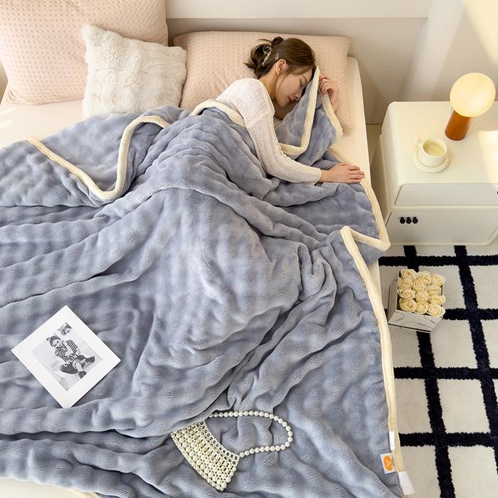 91家纺网 家纺一手货源 找家纺 蓝冰家纺 2025新款托卡斯A类母婴级兔兔绒大泡泡安抚四季毯 烟灰色