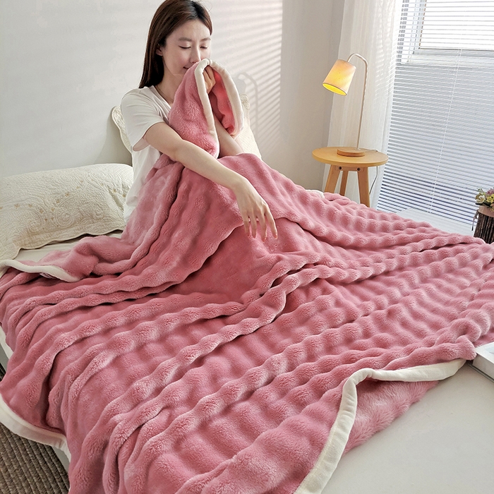 91家纺网 家纺一手货源 找家纺 蓝冰家纺 2025新款托卡斯A类母婴级兔兔绒大泡泡安抚四季毯 胭脂粉