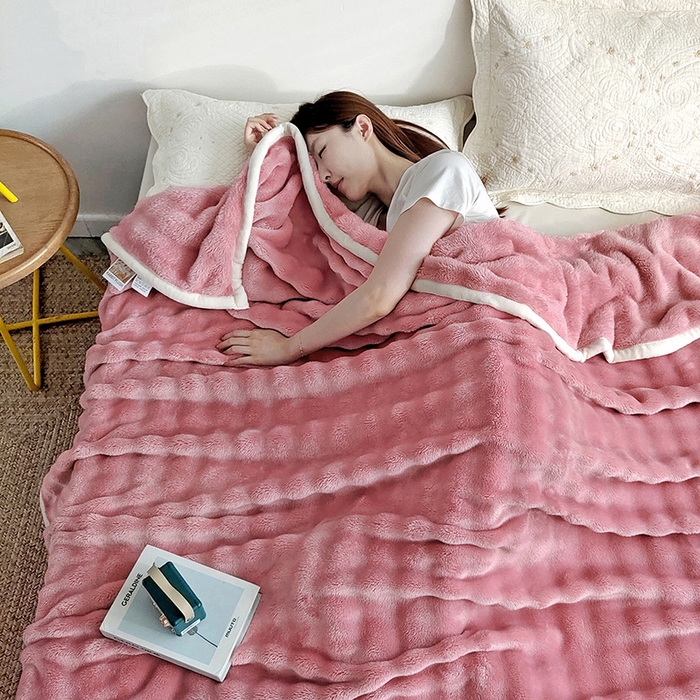 91家纺网 家纺一手货源 找家纺 蓝冰家纺 2025新款托卡斯A类母婴级兔兔绒大泡泡安抚四季毯 胭脂粉