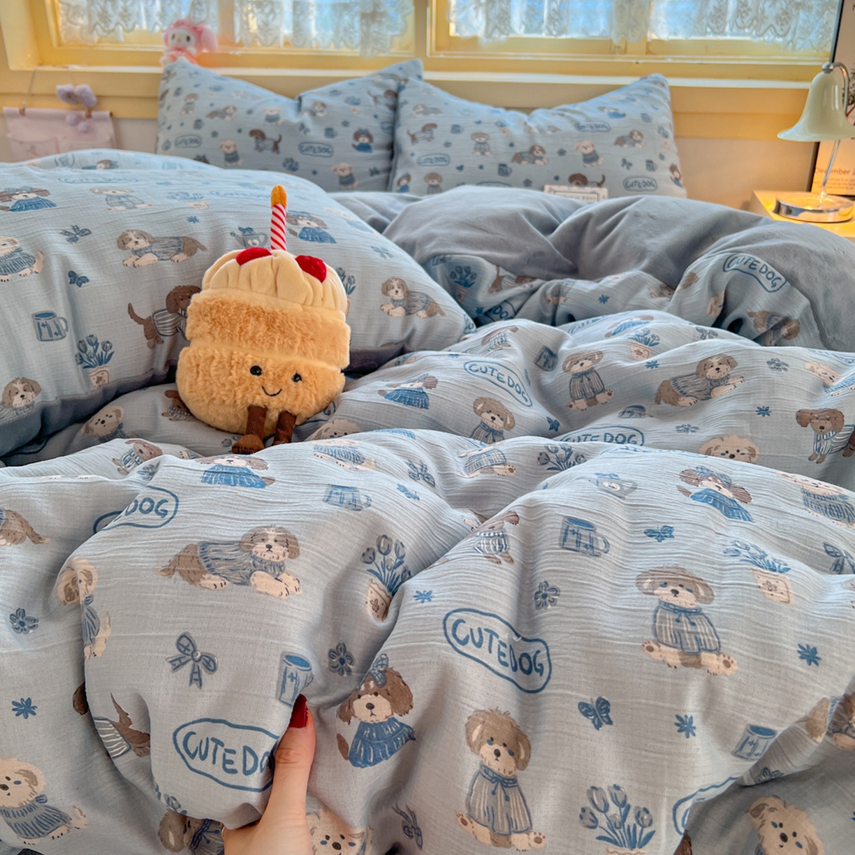 91家纺网 家纺一手货源 找家纺 玉海棠家纺 2025新款A版三层纱B版牛奶绒四件套系列 复古修狗