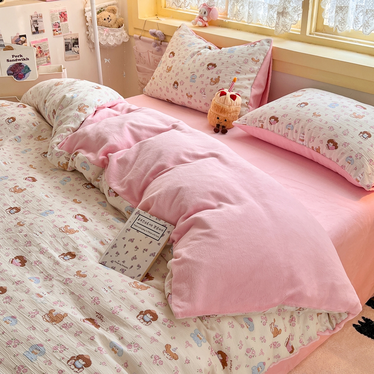 91家纺网 家纺一手货源 找家纺 玉海棠家纺 2025新款A版三层纱B版牛奶绒四件套系列 花丛点点猫