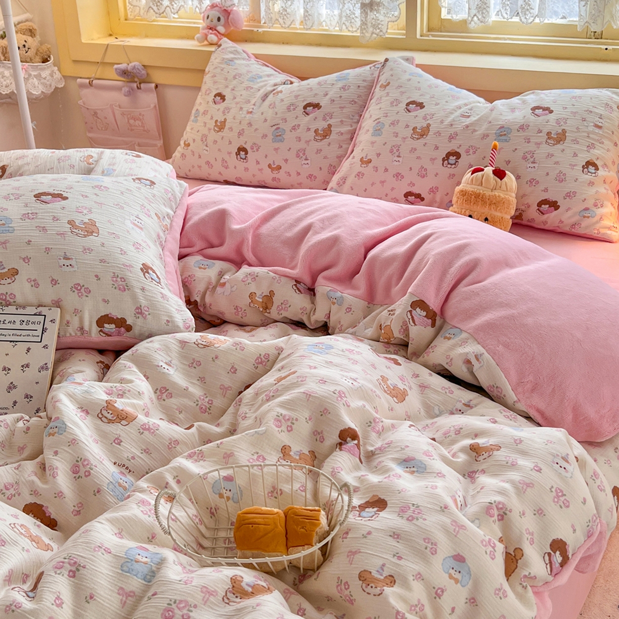 91家纺网 家纺一手货源 找家纺 玉海棠家纺 2025新款A版三层纱B版牛奶绒四件套系列 花丛点点猫