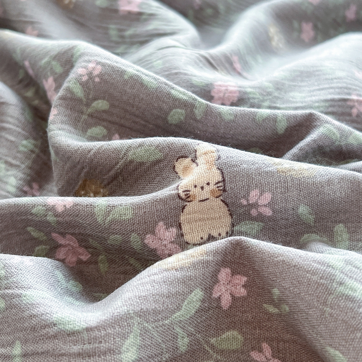 91家纺网 家纺一手货源 找家纺 玉海棠家纺 2025新款A版三层纱B版牛奶绒四件套系列 花间兔