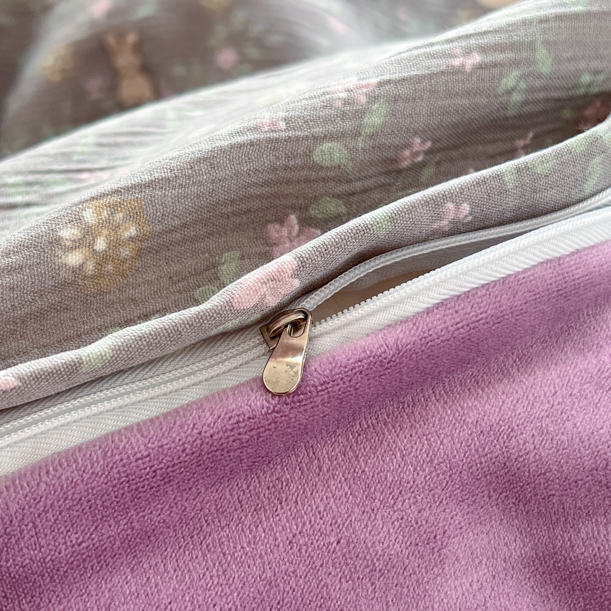 91家纺网 家纺一手货源 找家纺 玉海棠家纺 2025新款A版三层纱B版牛奶绒四件套系列 花间兔