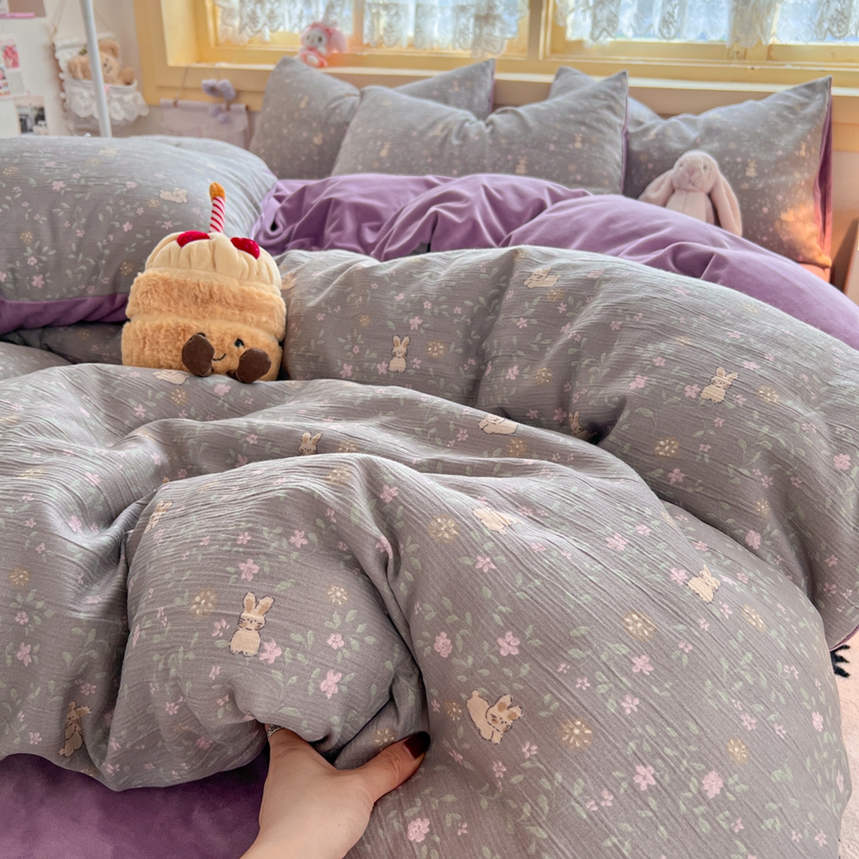 91家纺网 家纺一手货源 找家纺 玉海棠家纺 2025新款A版三层纱B版牛奶绒四件套系列 花间兔