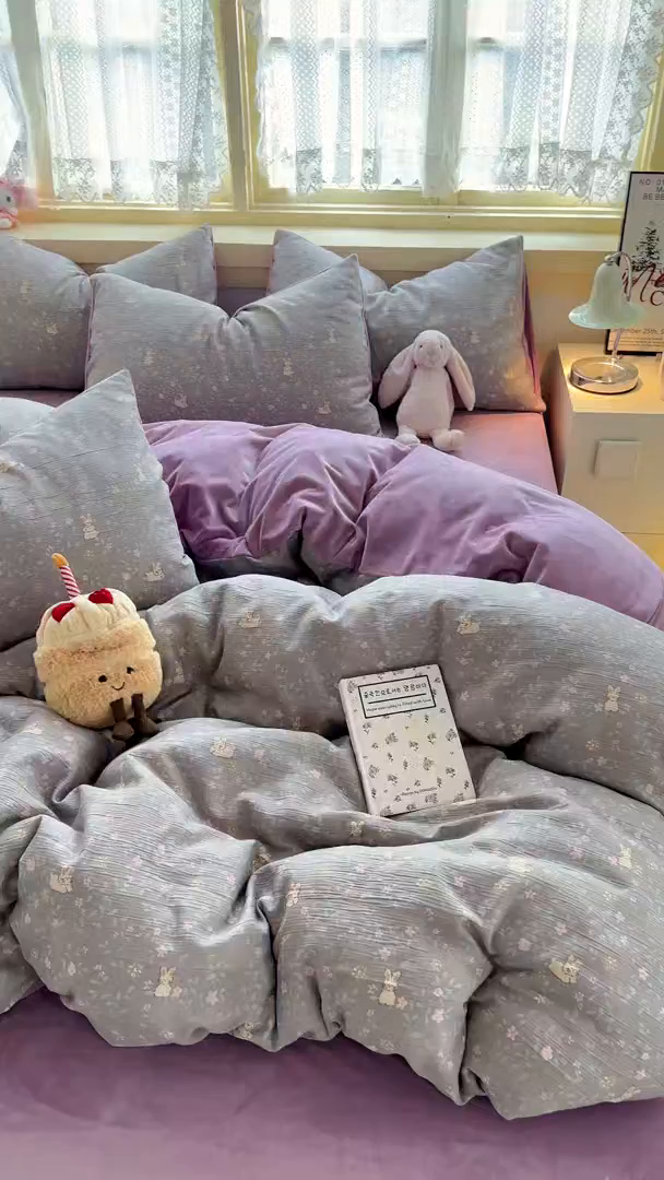 91家纺网 家纺一手货源 找家纺 玉海棠家纺 2025新款A版三层纱B版牛奶绒四件套系列 花间兔