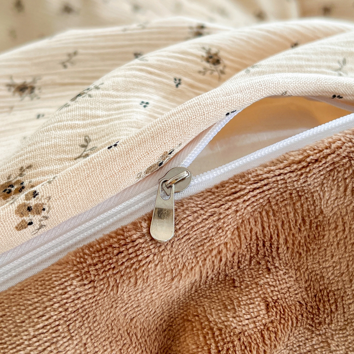 91家纺网 家纺一手货源 找家纺 玉海棠家纺 2025新款A版三层纱B版牛奶绒四件套系列 莫奈-咖