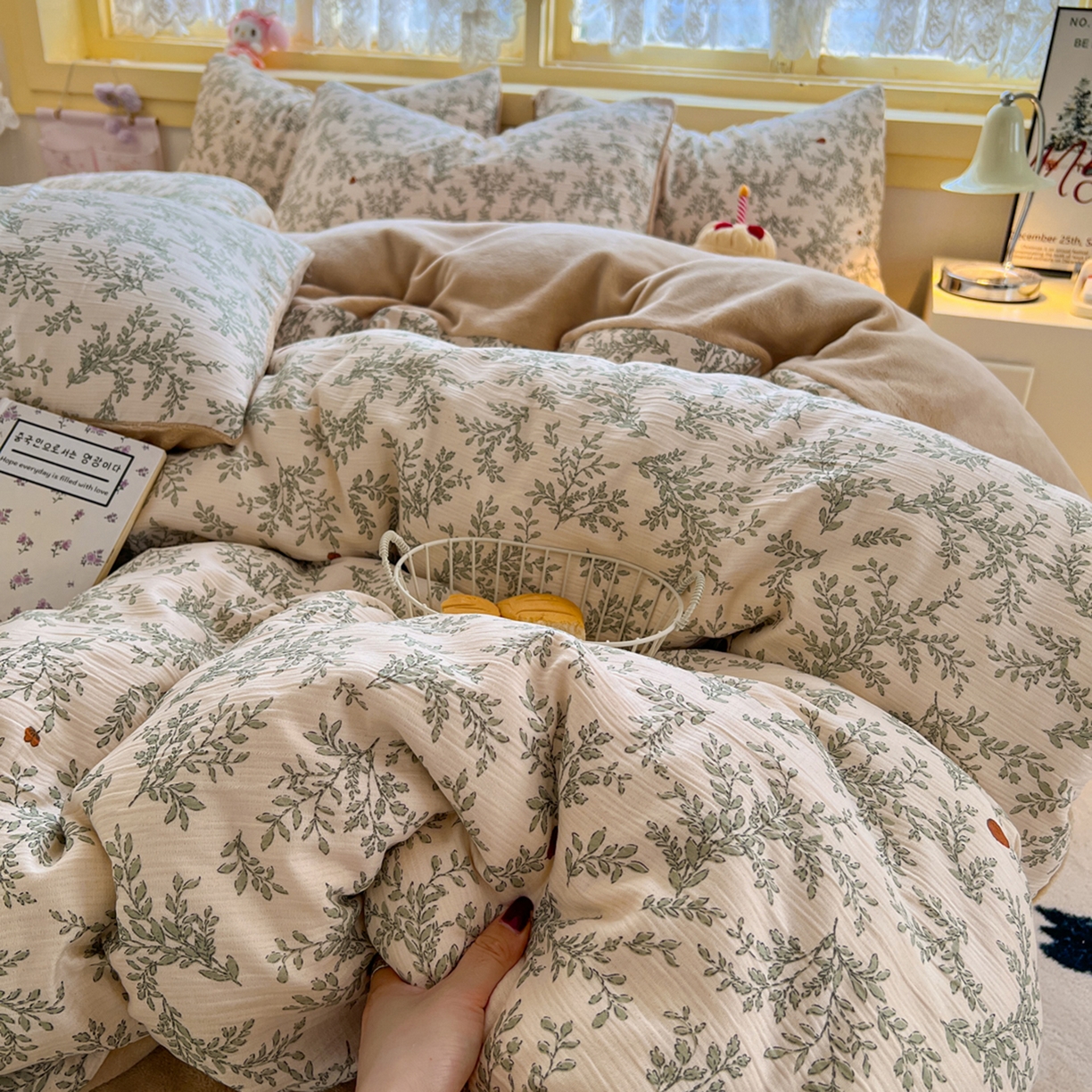 91家纺网 家纺一手货源 找家纺 玉海棠家纺 2025新款A版三层纱B版牛奶绒四件套系列 沐风