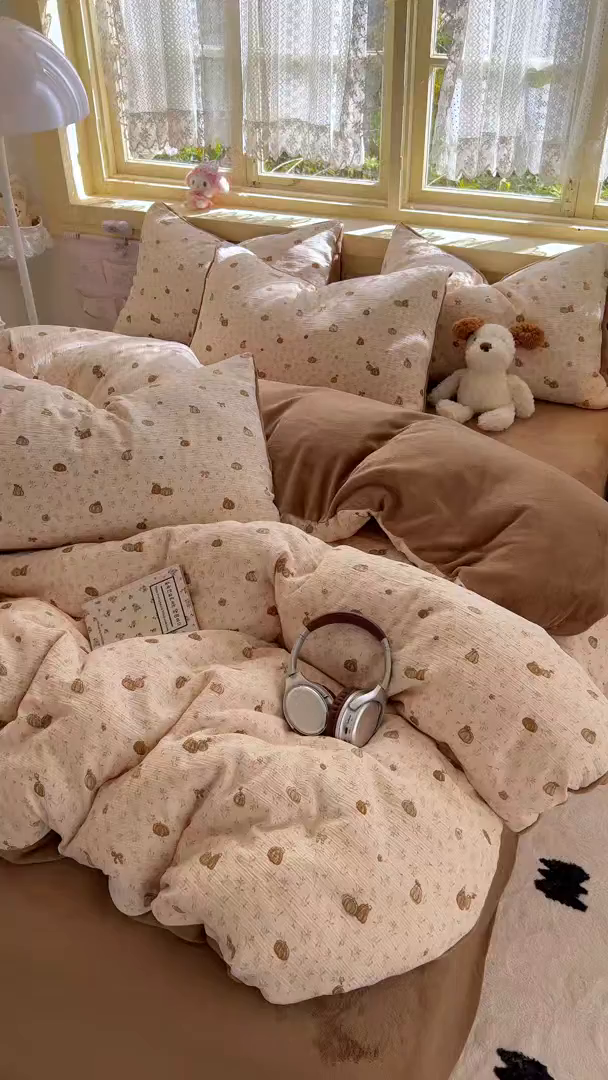 91家纺网 家纺一手货源 找家纺 玉海棠家纺 2025新款A版三层纱B版牛奶绒四件套系列 南瓜派