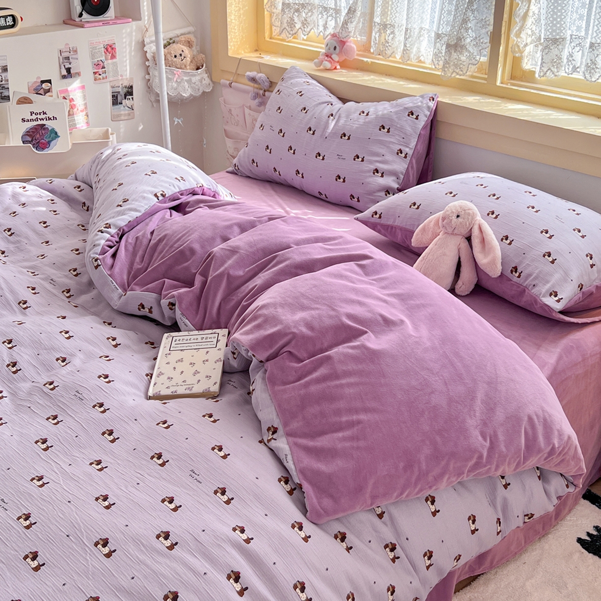 91家纺网 家纺一手货源 找家纺 玉海棠家纺 2025新款A版三层纱B版牛奶绒四件套系列 葡萄腊肠狗