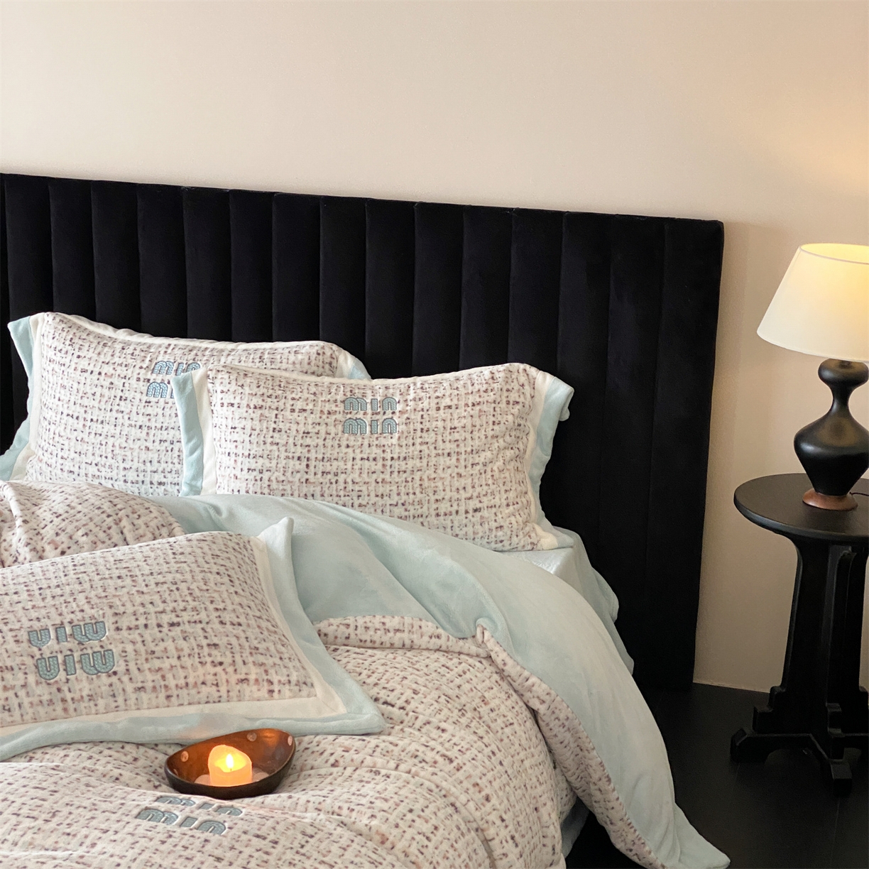 91家纺网 家纺一手货源 找家纺 （总）馨蕊 2025新款意大利进口高精密刺绣拼角工艺秋冬轻奢煦暖绒系列-绒苏珊 会员-10【券后控价358/378】