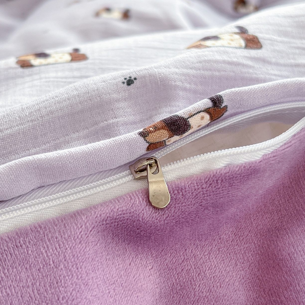 91家纺网 家纺一手货源 找家纺 玉海棠家纺 2025新款A版三层纱B版牛奶绒四件套系列 葡萄腊肠狗