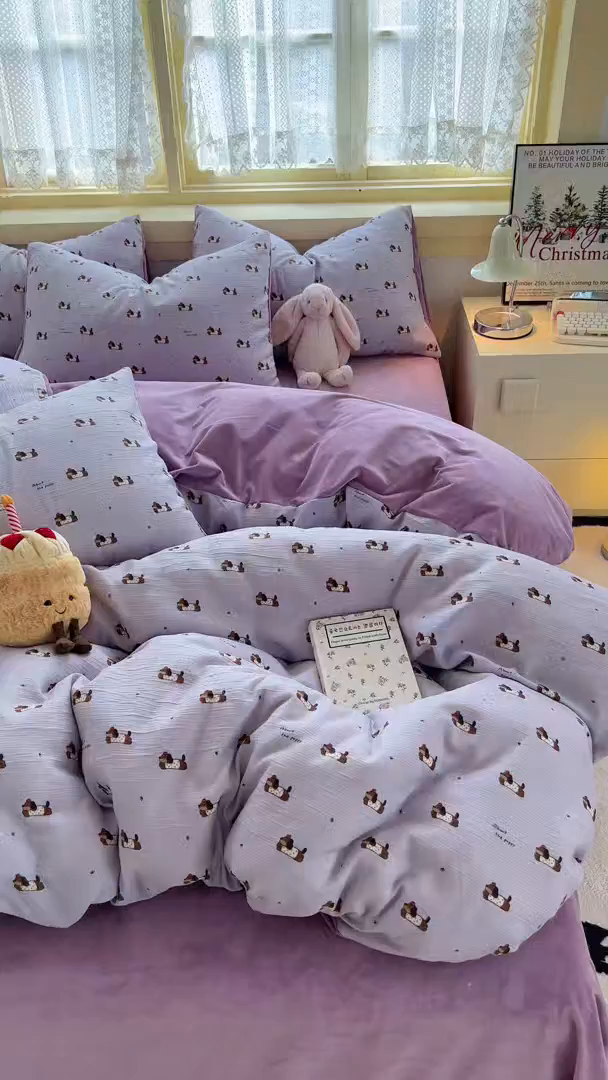 91家纺网 家纺一手货源 找家纺 玉海棠家纺 2025新款A版三层纱B版牛奶绒四件套系列 葡萄腊肠狗