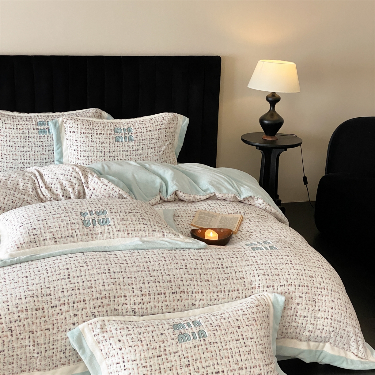 91家纺网 家纺一手货源 找家纺 馨蕊 2025新款意大利进口高精密刺绣拼角工艺秋冬轻奢煦暖绒系列-绒苏珊 会员-10【券后控价358/378】 绒苏珊-北卡蓝