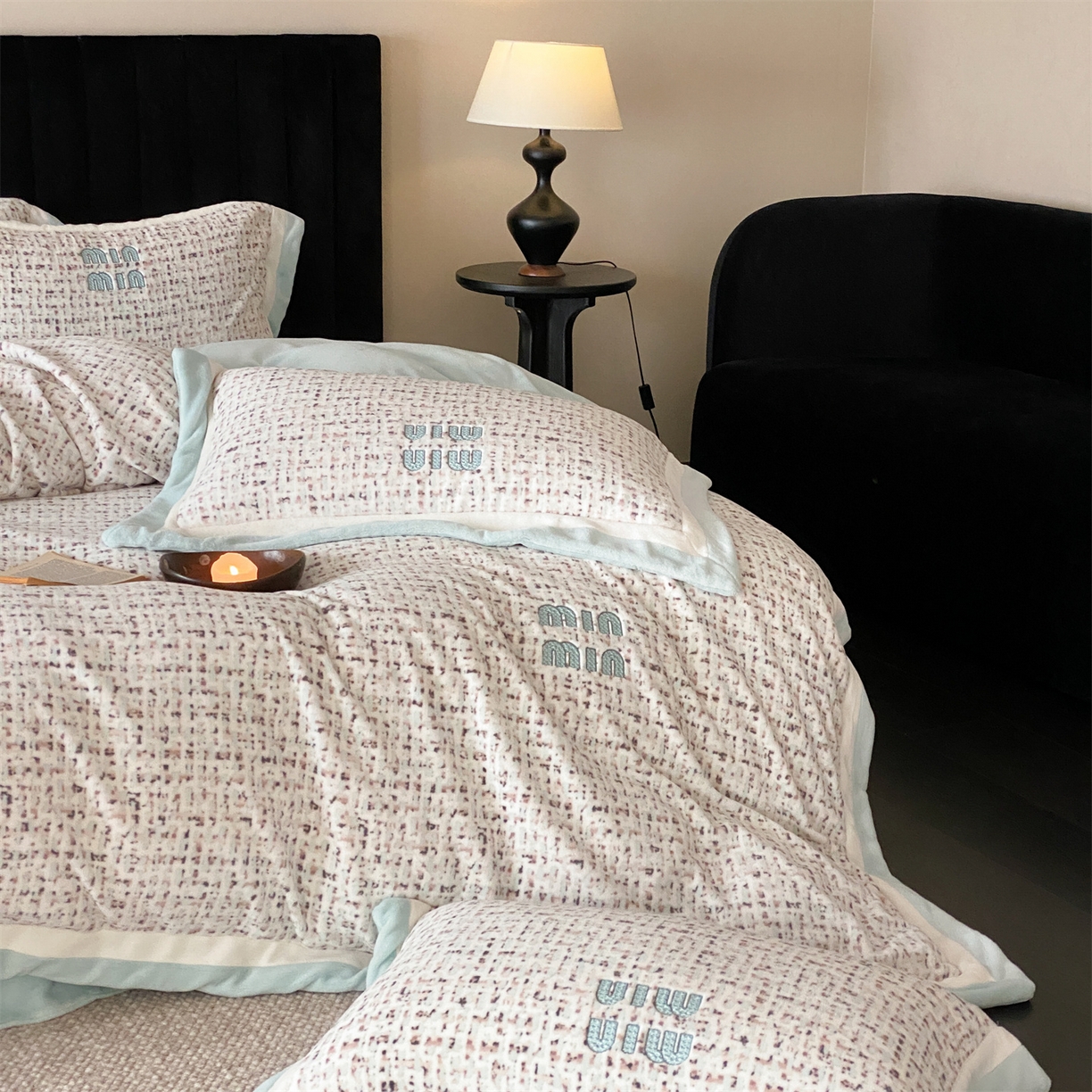 91家纺网 家纺一手货源 找家纺 馨蕊 2025新款意大利进口高精密刺绣拼角工艺秋冬轻奢煦暖绒系列-绒苏珊 会员-10【券后控价358/378】 绒苏珊-北卡蓝