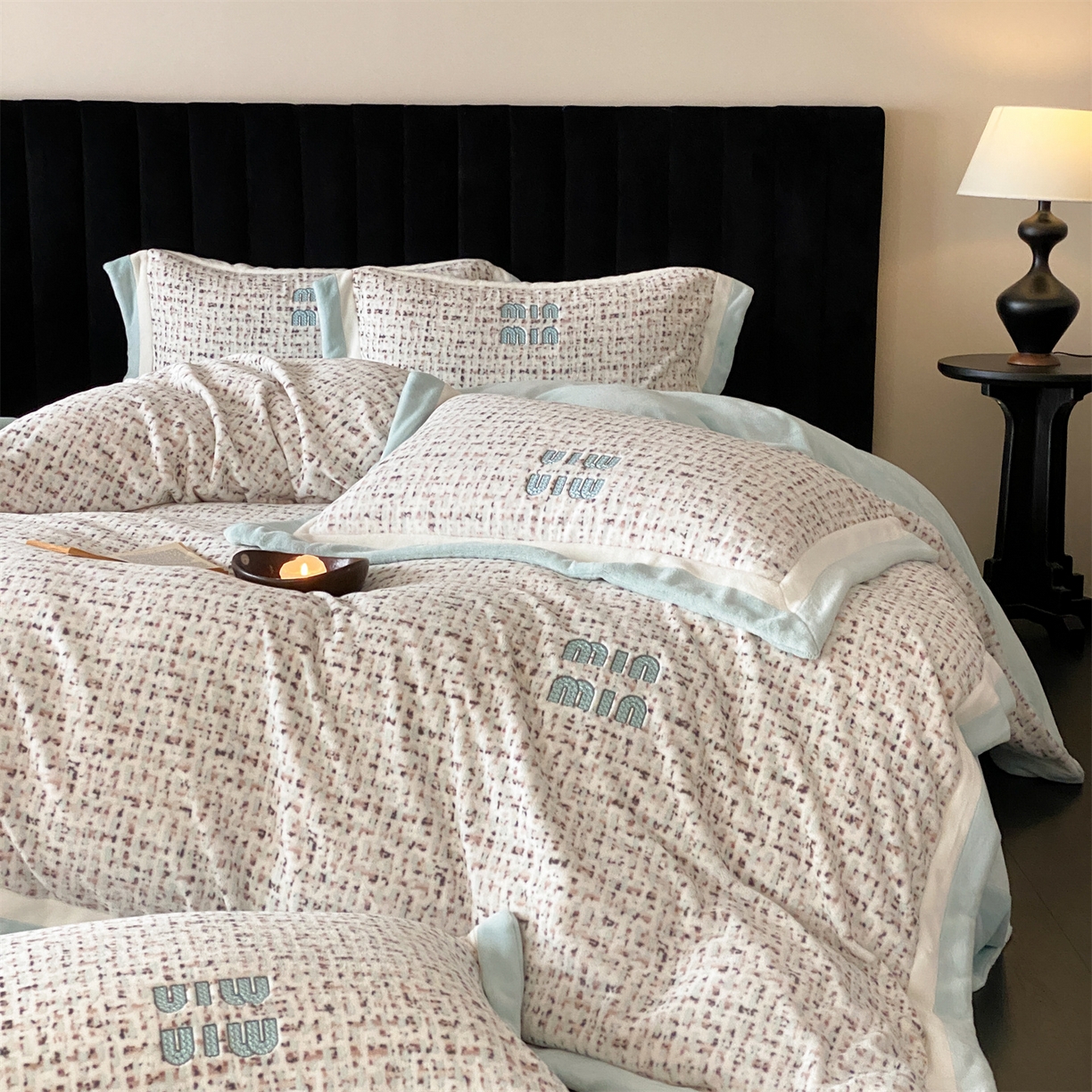 91家纺网 家纺一手货源 找家纺 馨蕊 2025新款意大利进口高精密刺绣拼角工艺秋冬轻奢煦暖绒系列-绒苏珊 会员-10【券后控价358/378】 绒苏珊-北卡蓝