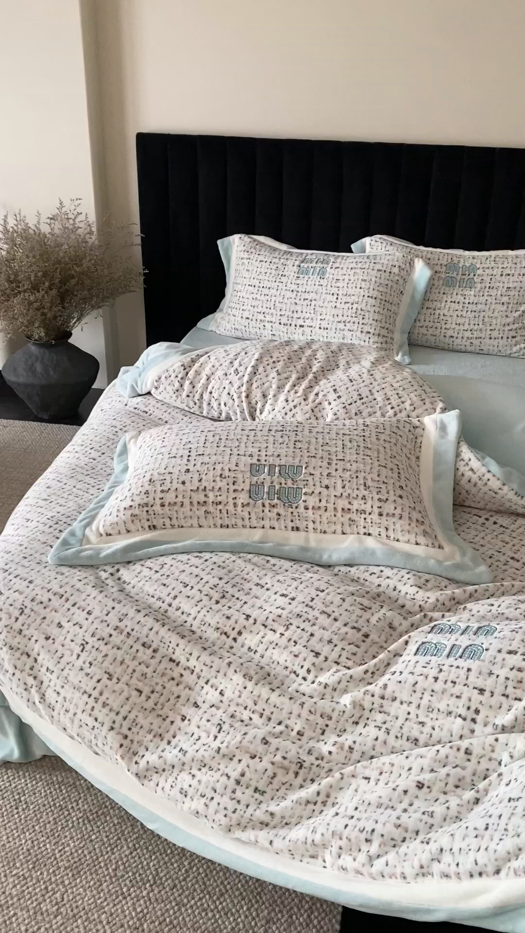 91家纺网 家纺一手货源 找家纺 馨蕊 2025新款意大利进口高精密刺绣拼角工艺秋冬轻奢煦暖绒系列-绒苏珊 会员-10【券后控价358/378】 绒苏珊-北卡蓝