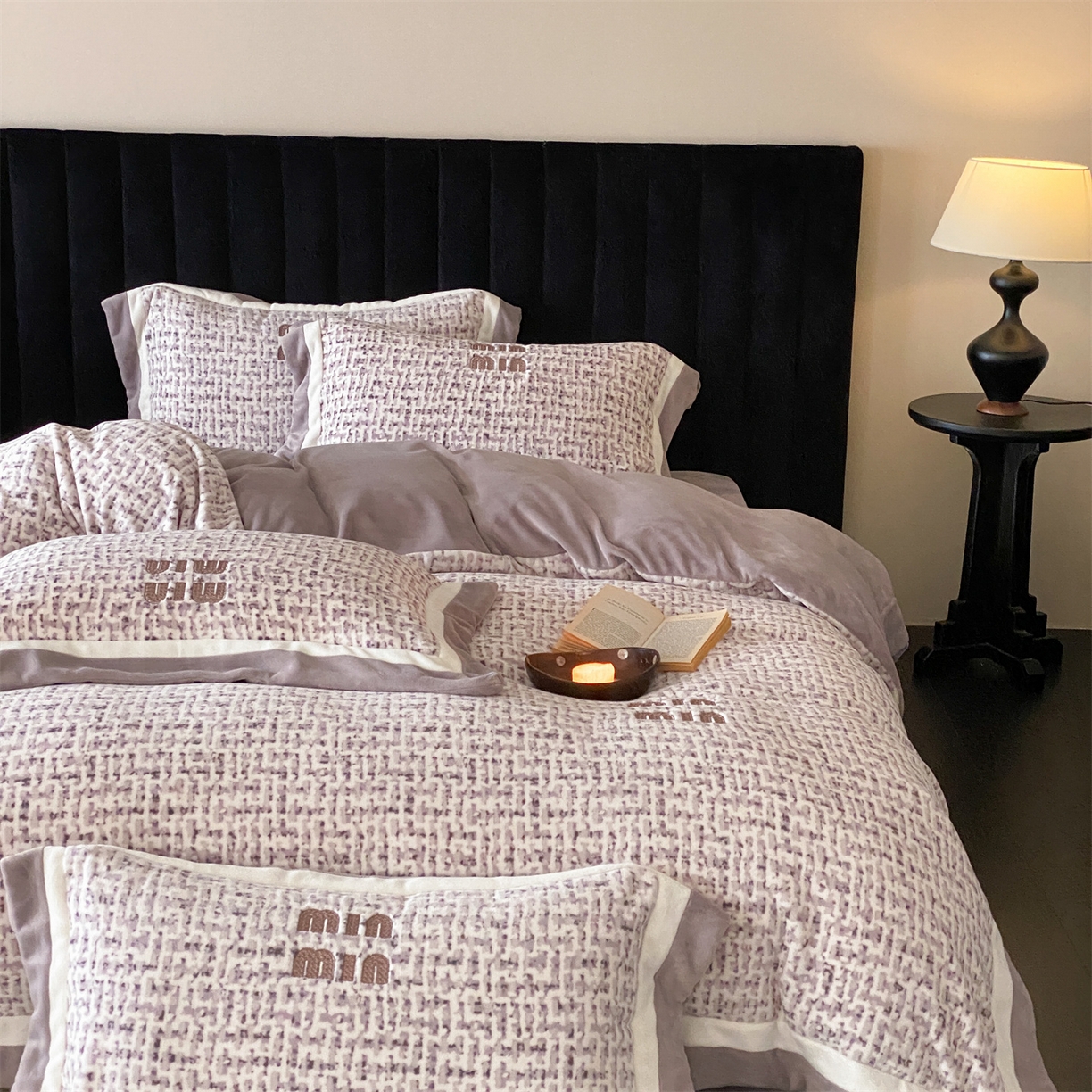 91家纺网 家纺一手货源 找家纺 馨蕊 2025新款意大利进口高精密刺绣拼角工艺秋冬轻奢煦暖绒系列-绒苏珊 会员-10【券后控价358/378】 绒苏珊-高级灰