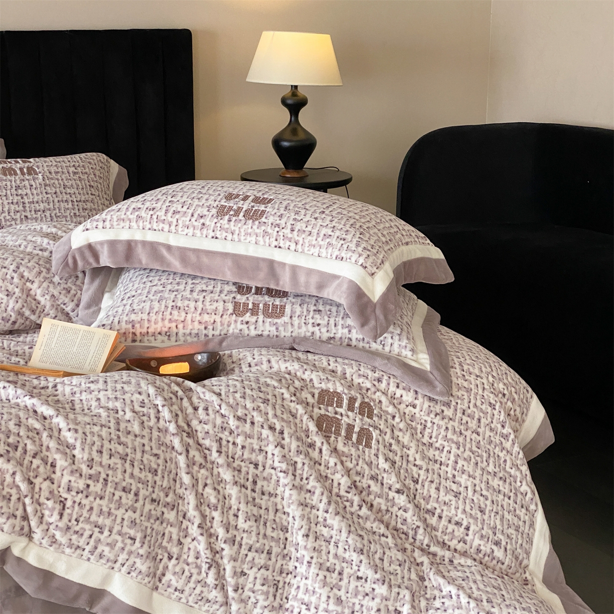 91家纺网 家纺一手货源 找家纺 馨蕊 2025新款意大利进口高精密刺绣拼角工艺秋冬轻奢煦暖绒系列-绒苏珊 会员-10【券后控价358/378】 绒苏珊-高级灰