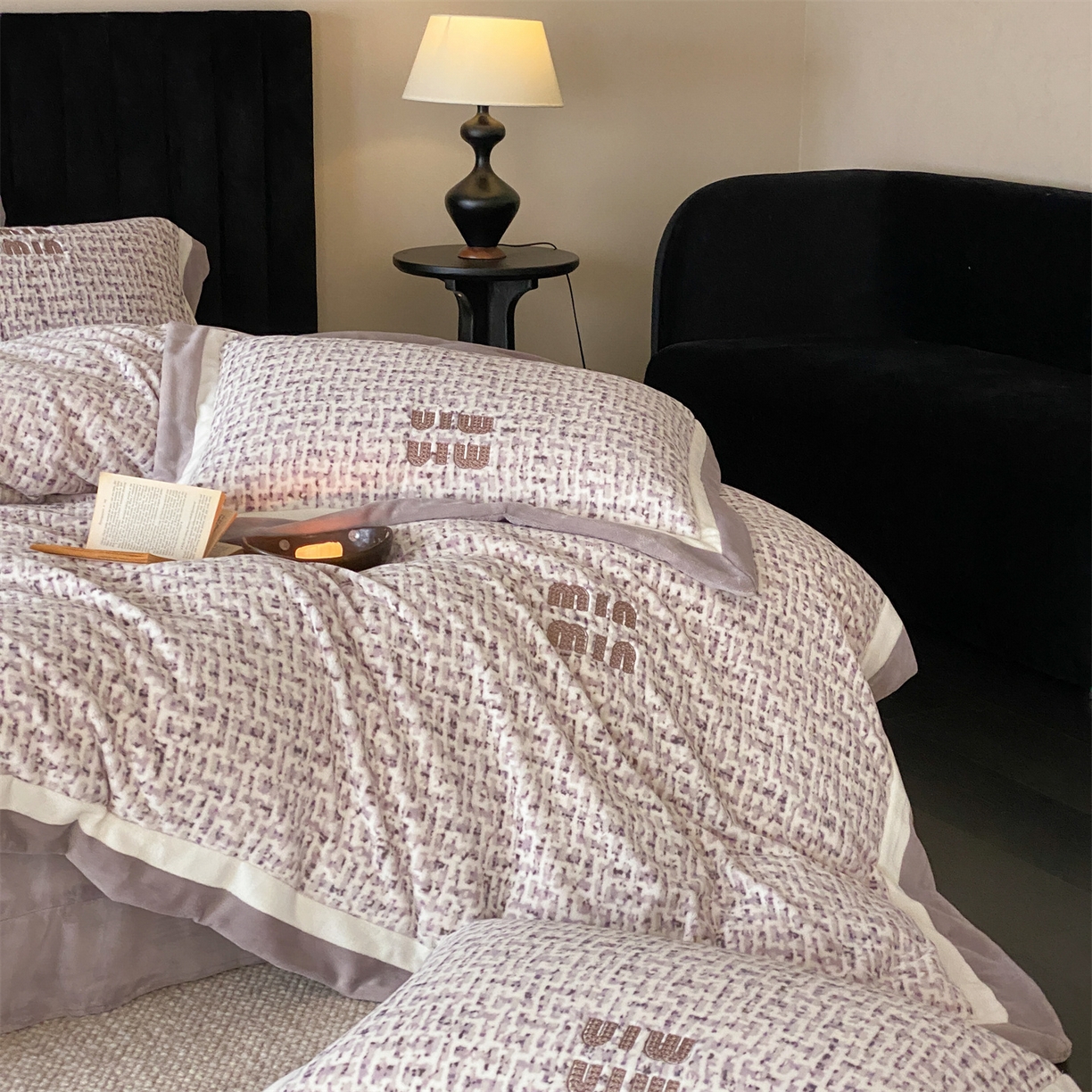 91家纺网 家纺一手货源 找家纺 馨蕊 2025新款意大利进口高精密刺绣拼角工艺秋冬轻奢煦暖绒系列-绒苏珊 会员-10【券后控价358/378】 绒苏珊-高级灰