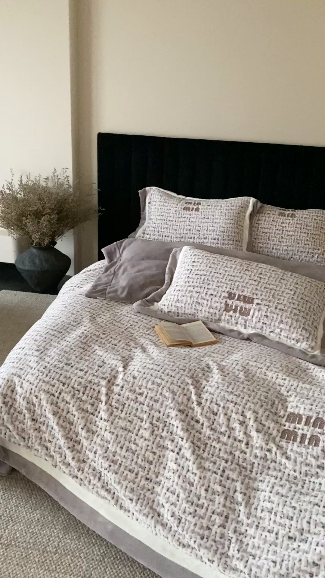 91家纺网 家纺一手货源 找家纺 馨蕊 2025新款意大利进口高精密刺绣拼角工艺秋冬轻奢煦暖绒系列-绒苏珊 会员-10【券后控价358/378】 绒苏珊-高级灰