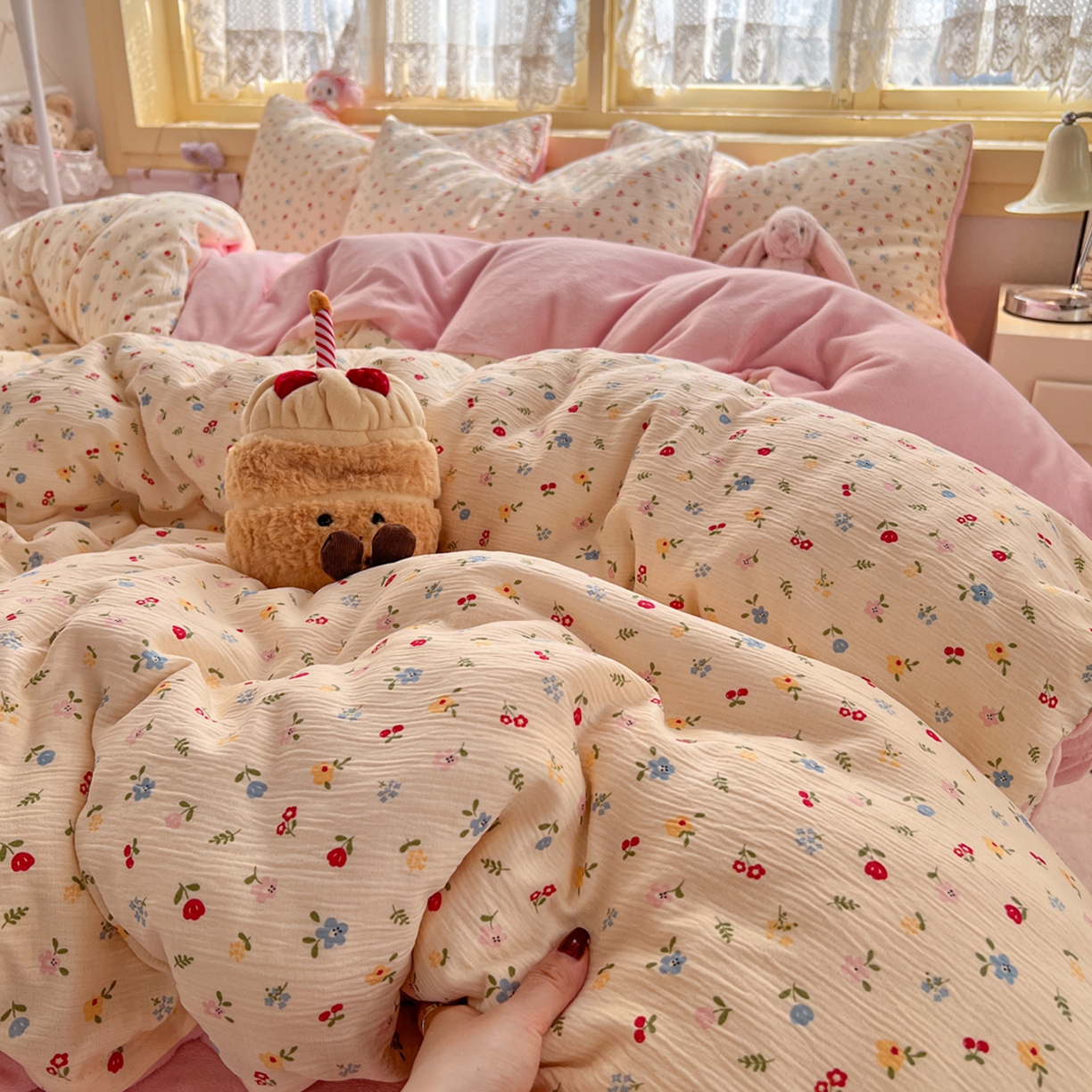 91家纺网 家纺一手货源 找家纺 玉海棠家纺 2025新款A版三层纱B版牛奶绒四件套系列 小花点点