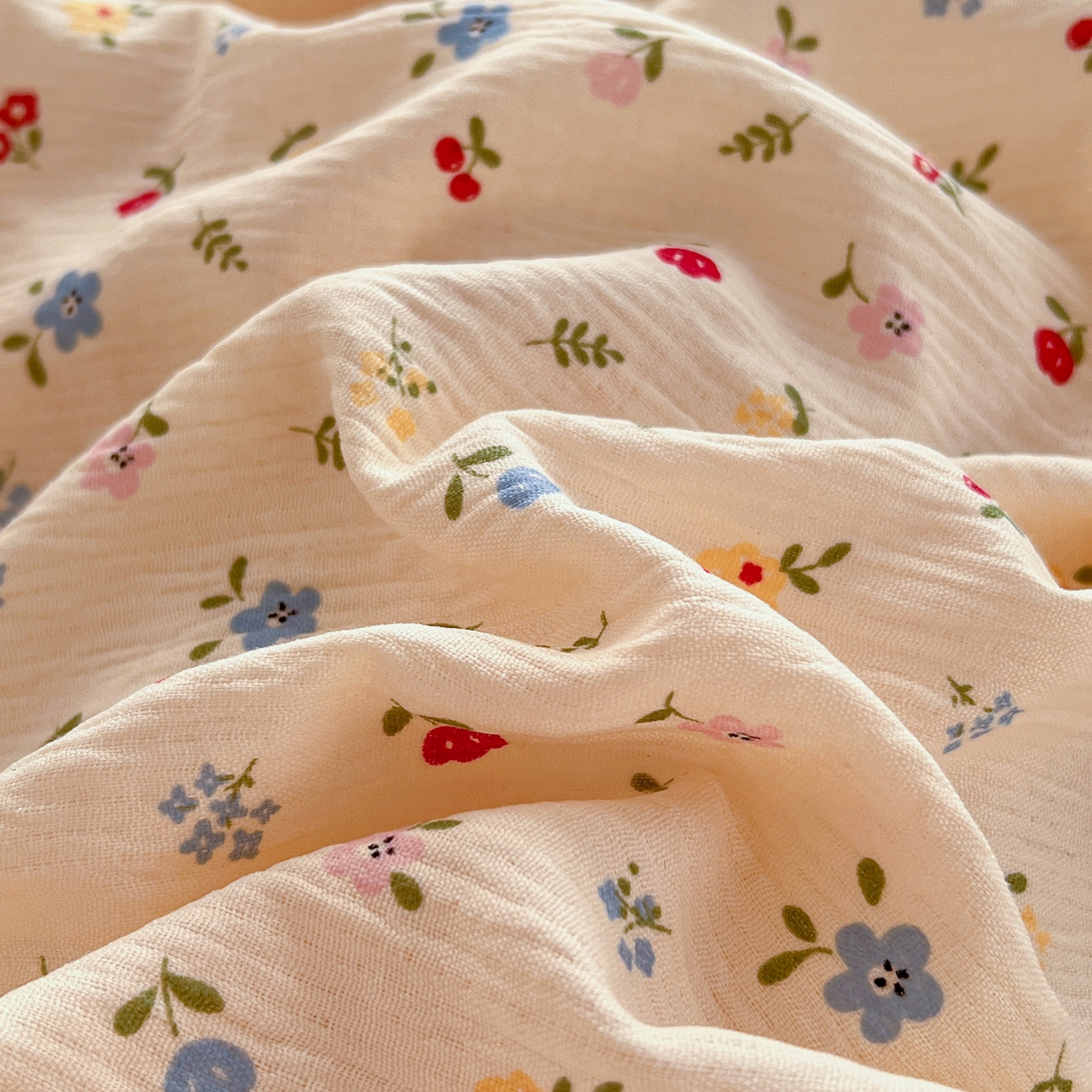 91家纺网 家纺一手货源 找家纺 玉海棠家纺 2025新款A版三层纱B版牛奶绒四件套系列 小花点点