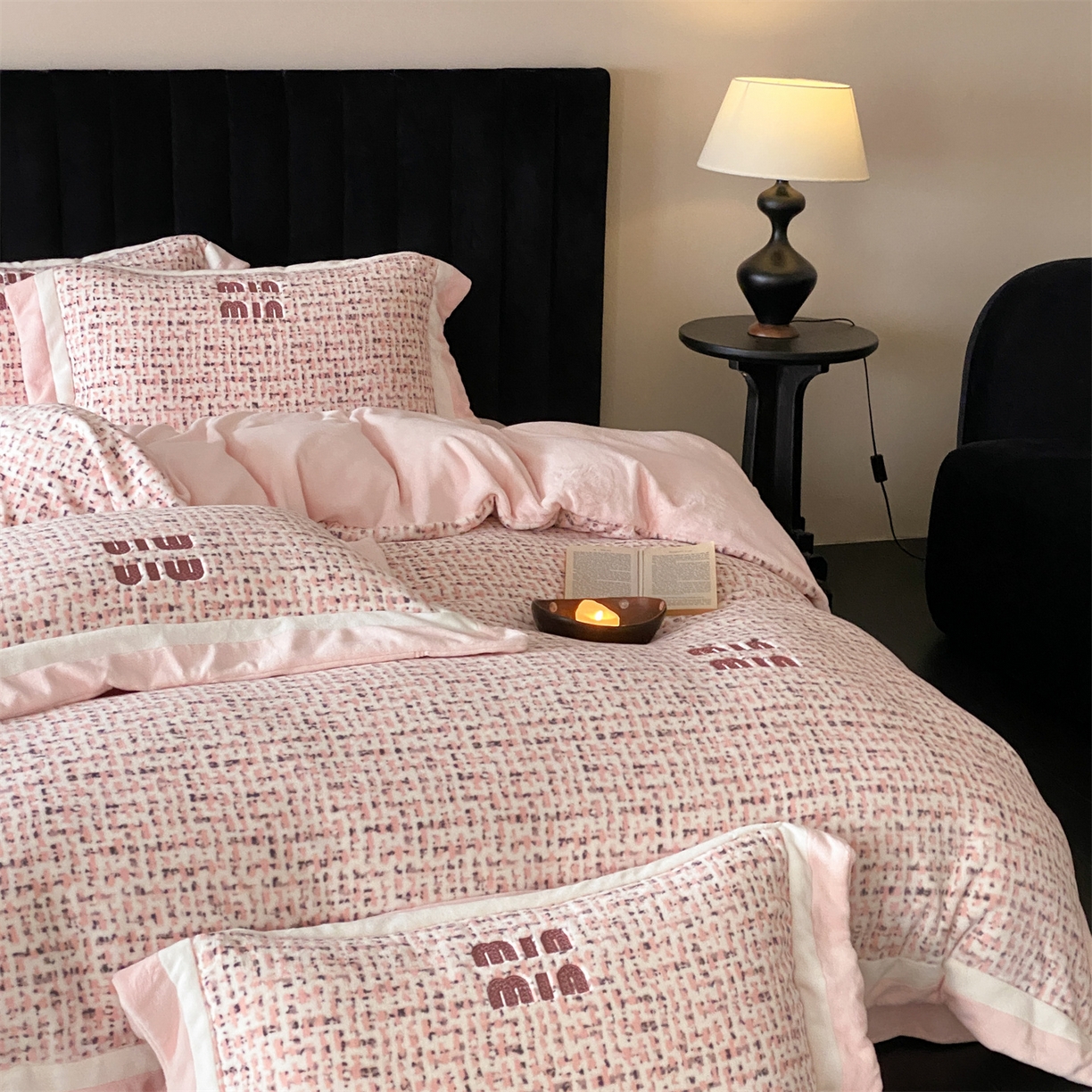 91家纺网 家纺一手货源 找家纺 馨蕊 2025新款意大利进口高精密刺绣拼角工艺秋冬轻奢煦暖绒系列-绒苏珊 会员-10【券后控价358/378】 绒苏珊-蔷薇粉