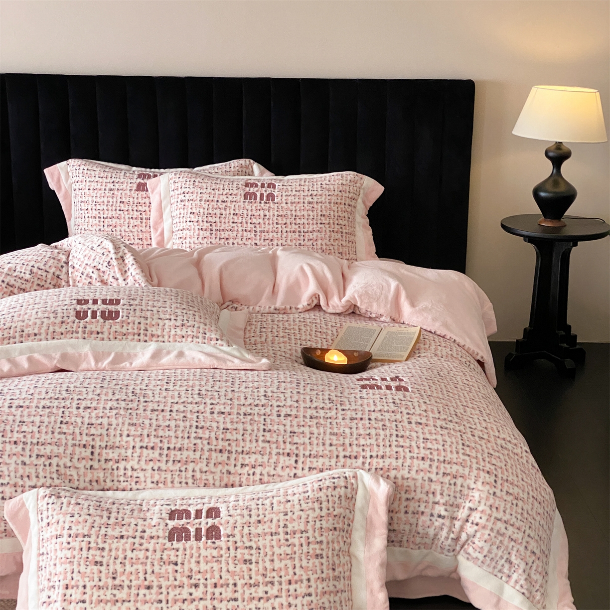 91家纺网 家纺一手货源 找家纺 馨蕊 2025新款意大利进口高精密刺绣拼角工艺秋冬轻奢煦暖绒系列-绒苏珊 会员-10【券后控价358/378】 绒苏珊-蔷薇粉