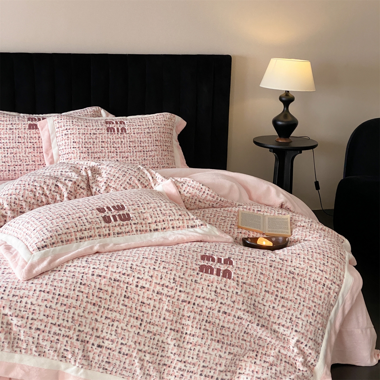 91家纺网 家纺一手货源 找家纺 馨蕊 2025新款意大利进口高精密刺绣拼角工艺秋冬轻奢煦暖绒系列-绒苏珊 会员-10【券后控价358/378】 绒苏珊-蔷薇粉