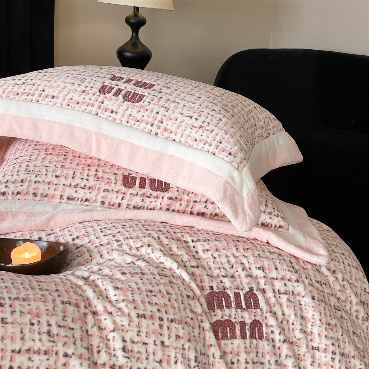 91家纺网 家纺一手货源 找家纺 馨蕊 2025新款意大利进口高精密刺绣拼角工艺秋冬轻奢煦暖绒系列-绒苏珊 会员-10【券后控价358/378】 绒苏珊-蔷薇粉