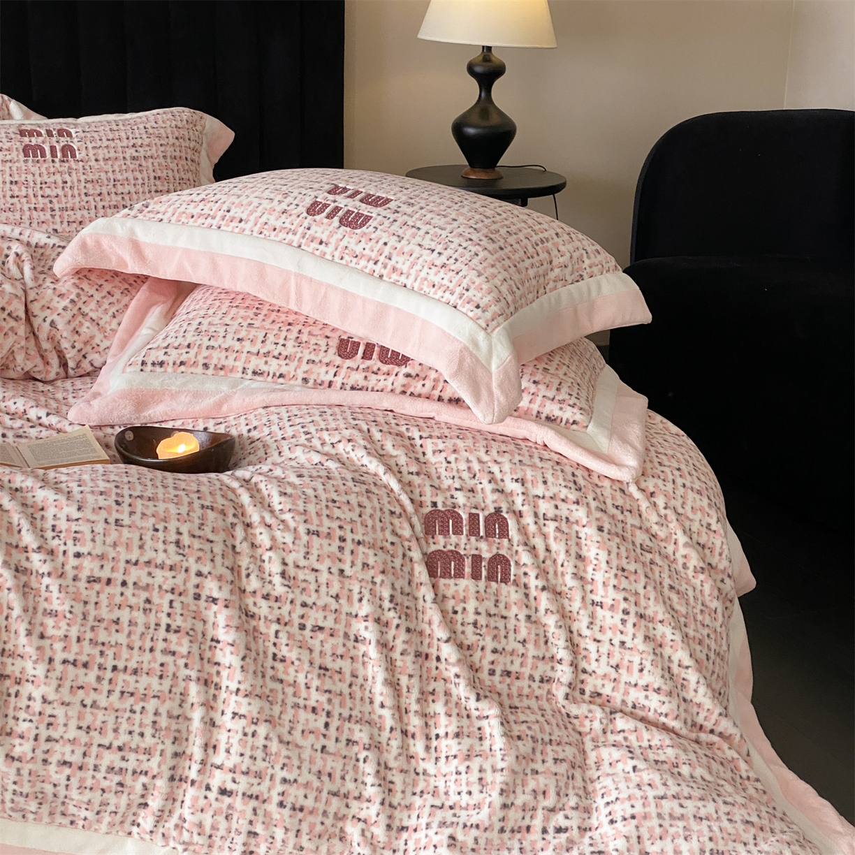 91家纺网 家纺一手货源 找家纺 馨蕊 2025新款意大利进口高精密刺绣拼角工艺秋冬轻奢煦暖绒系列-绒苏珊 会员-10【券后控价358/378】 绒苏珊-蔷薇粉