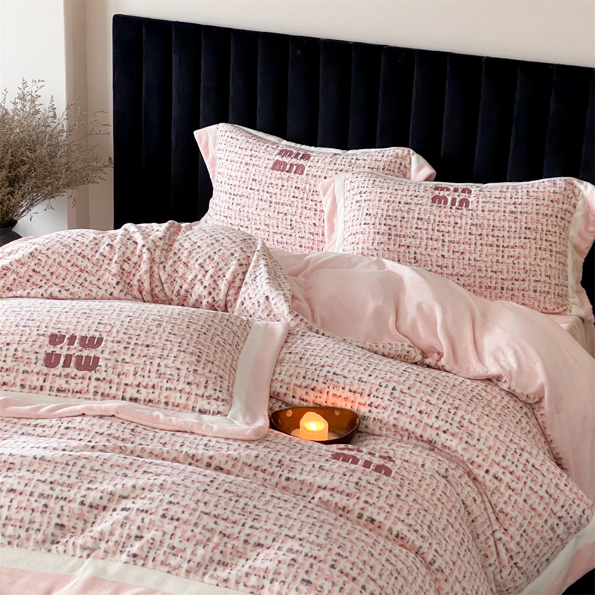 91家纺网 家纺一手货源 找家纺 馨蕊 2025新款意大利进口高精密刺绣拼角工艺秋冬轻奢煦暖绒系列-绒苏珊 会员-10【券后控价358/378】 绒苏珊-蔷薇粉