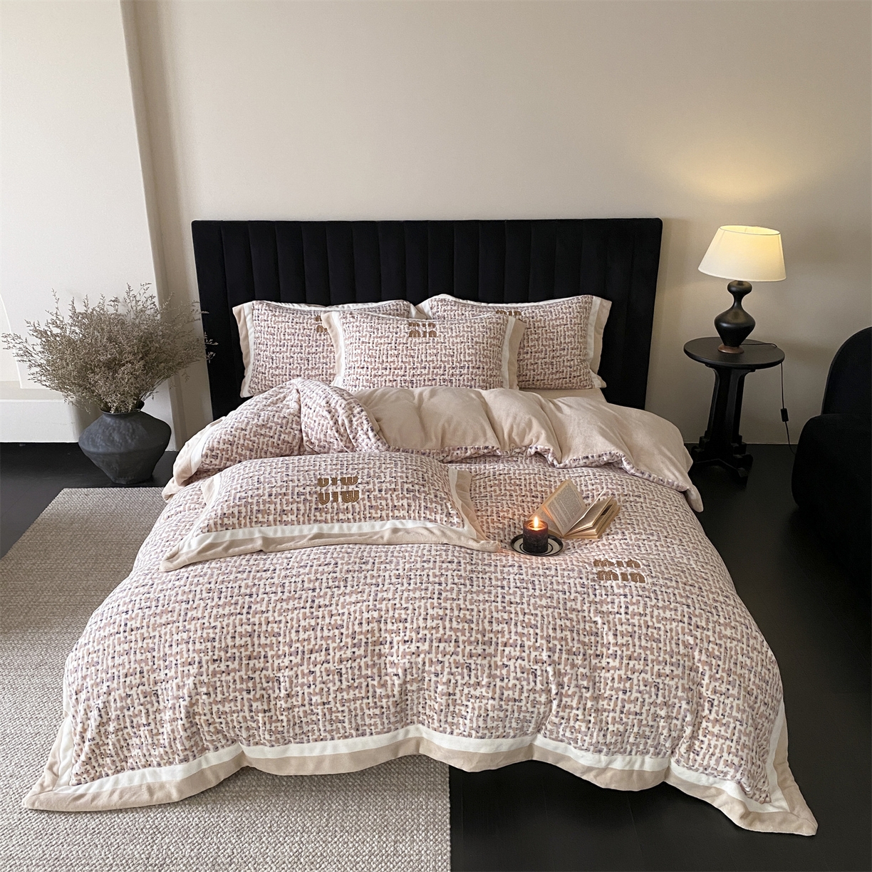 91家纺网 家纺一手货源 找家纺 馨蕊 2025新款意大利进口高精密刺绣拼角工艺秋冬轻奢煦暖绒系列-绒苏珊 会员-10【券后控价358/378】 绒苏珊-香槟