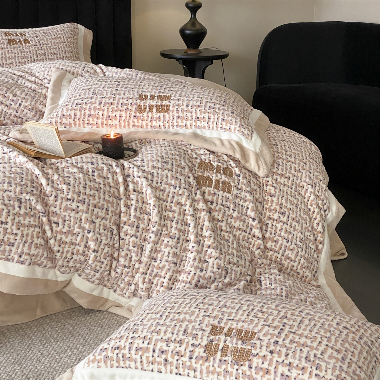 91家纺网 家纺一手货源 找家纺 馨蕊 2025新款意大利进口高精密刺绣拼角工艺秋冬轻奢煦暖绒系列-绒苏珊 会员-10【券后控价358/378】 绒苏珊-香槟