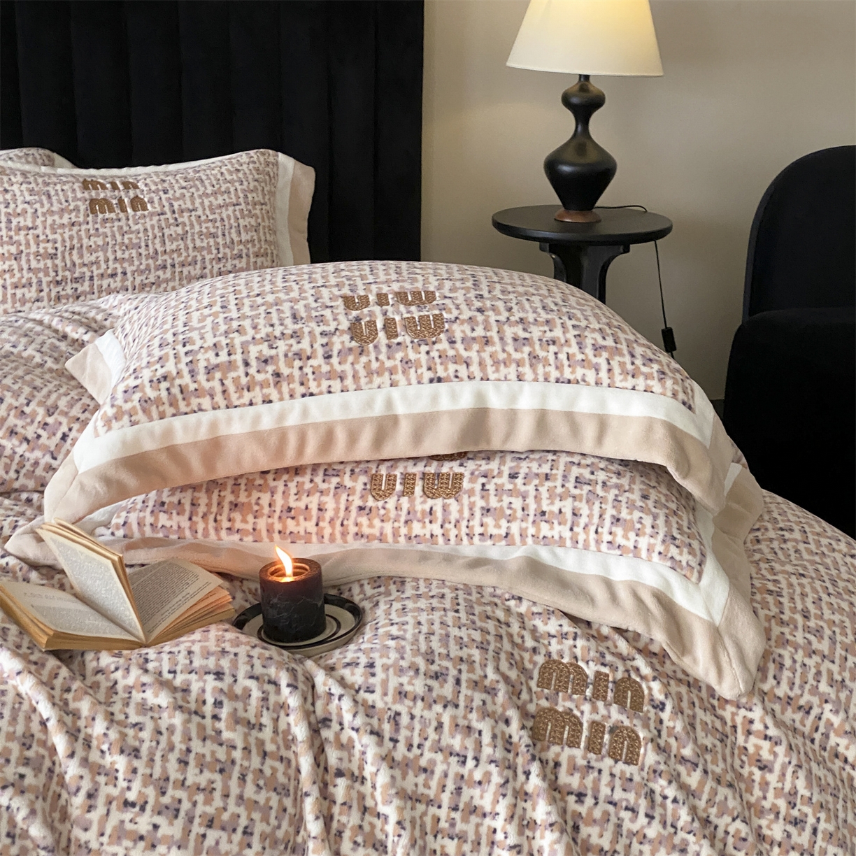 91家纺网 家纺一手货源 找家纺 馨蕊 2025新款意大利进口高精密刺绣拼角工艺秋冬轻奢煦暖绒系列-绒苏珊 会员-10【券后控价358/378】 绒苏珊-香槟