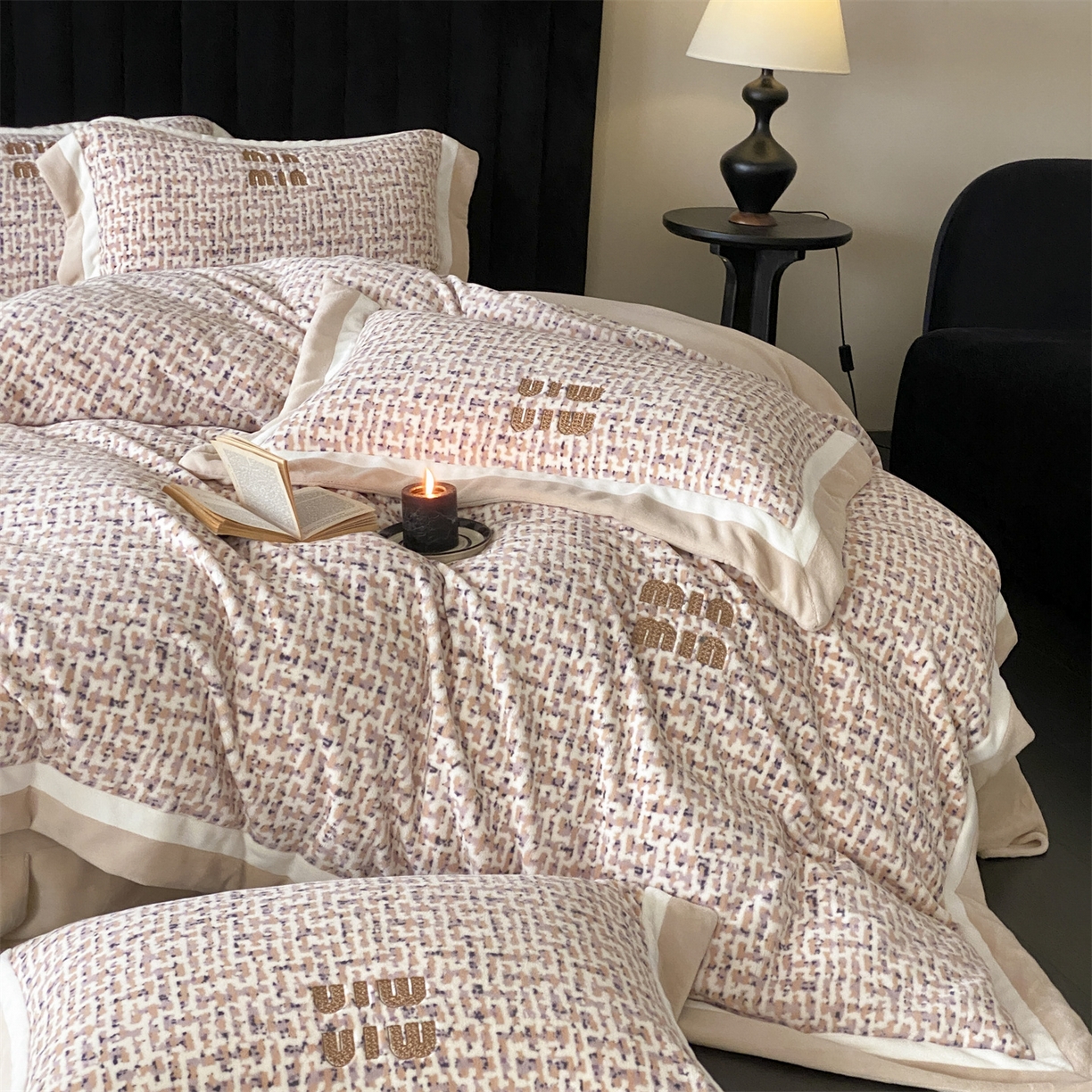 91家纺网 家纺一手货源 找家纺 馨蕊 2025新款意大利进口高精密刺绣拼角工艺秋冬轻奢煦暖绒系列-绒苏珊 会员-10【券后控价358/378】 绒苏珊-香槟