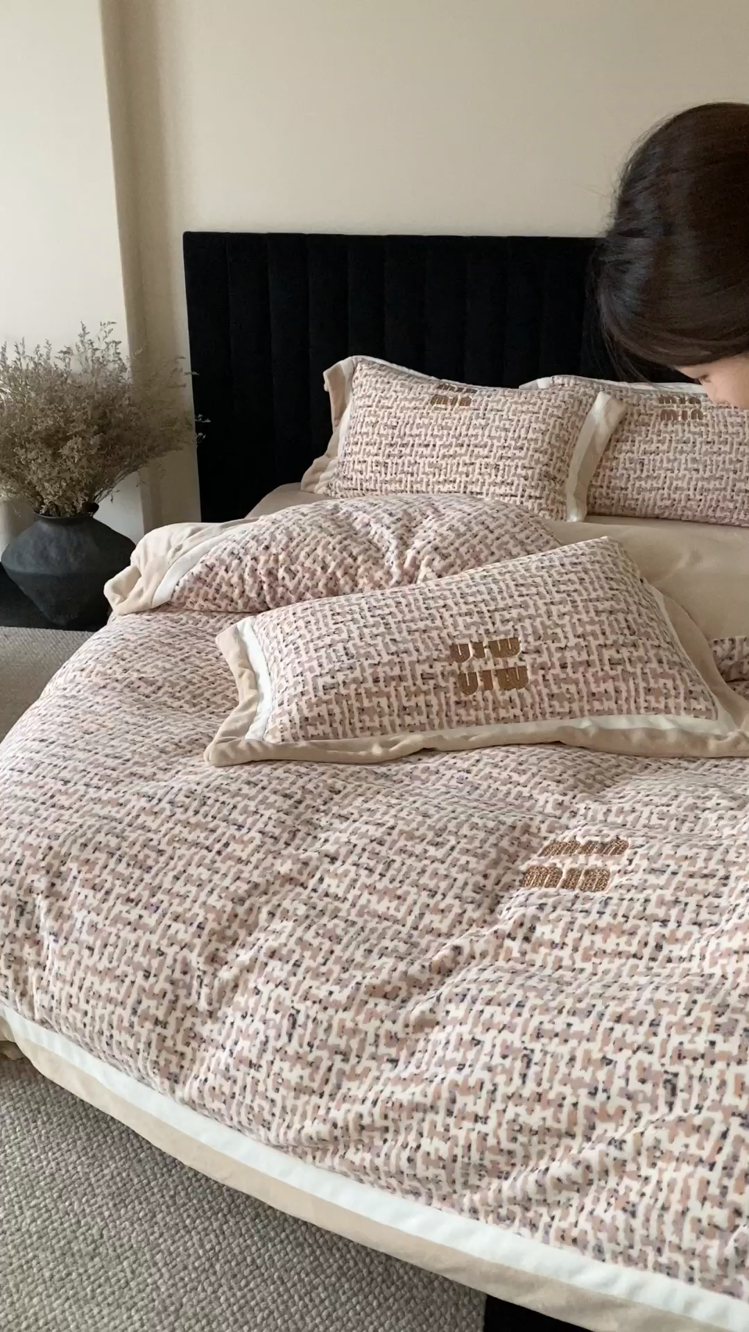 91家纺网 家纺一手货源 找家纺 馨蕊 2025新款意大利进口高精密刺绣拼角工艺秋冬轻奢煦暖绒系列-绒苏珊 会员-10【券后控价358/378】 组合