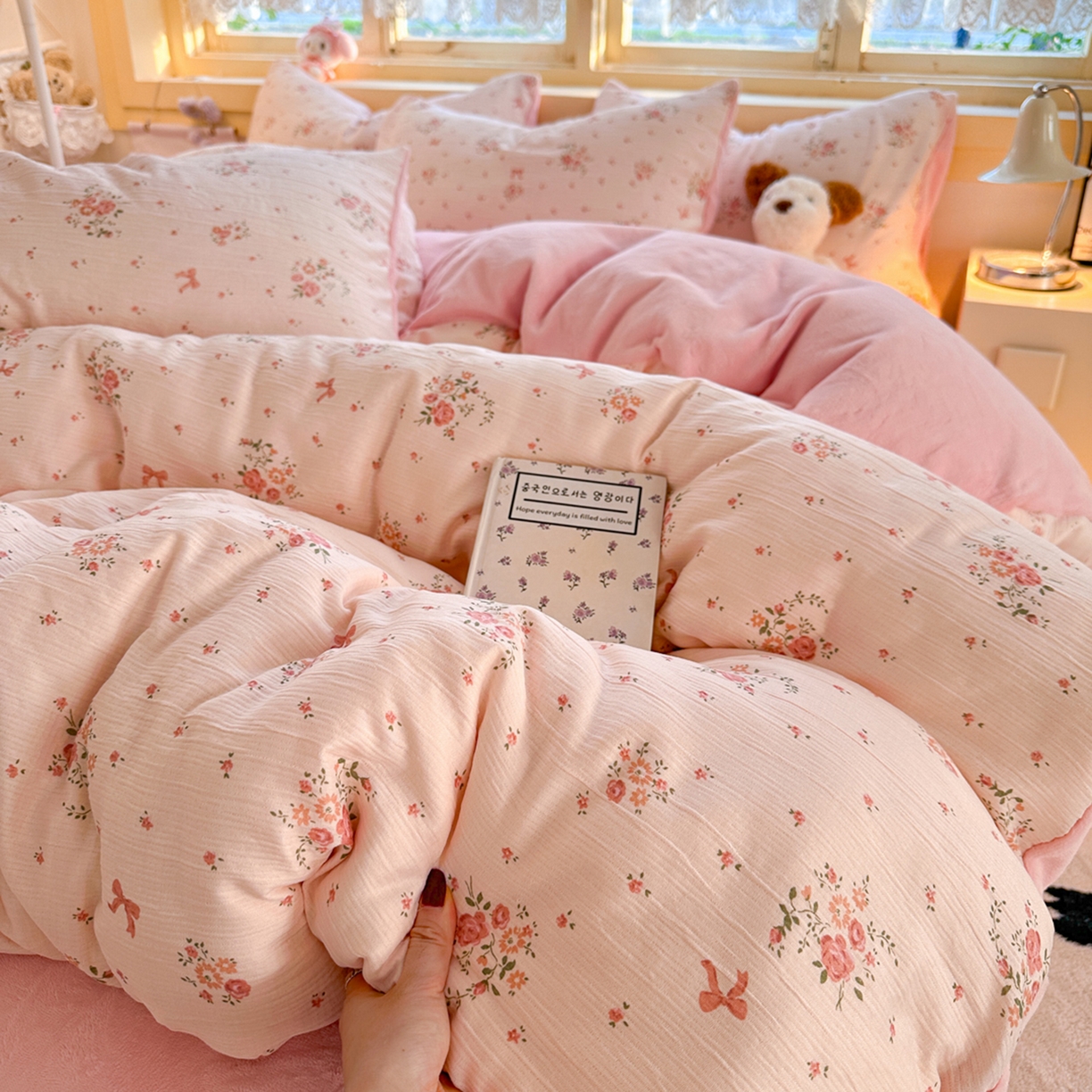 91家纺网 家纺一手货源 找家纺 瑞钰 2025新款A版三层纱B版牛奶绒四件套系列 粉黛