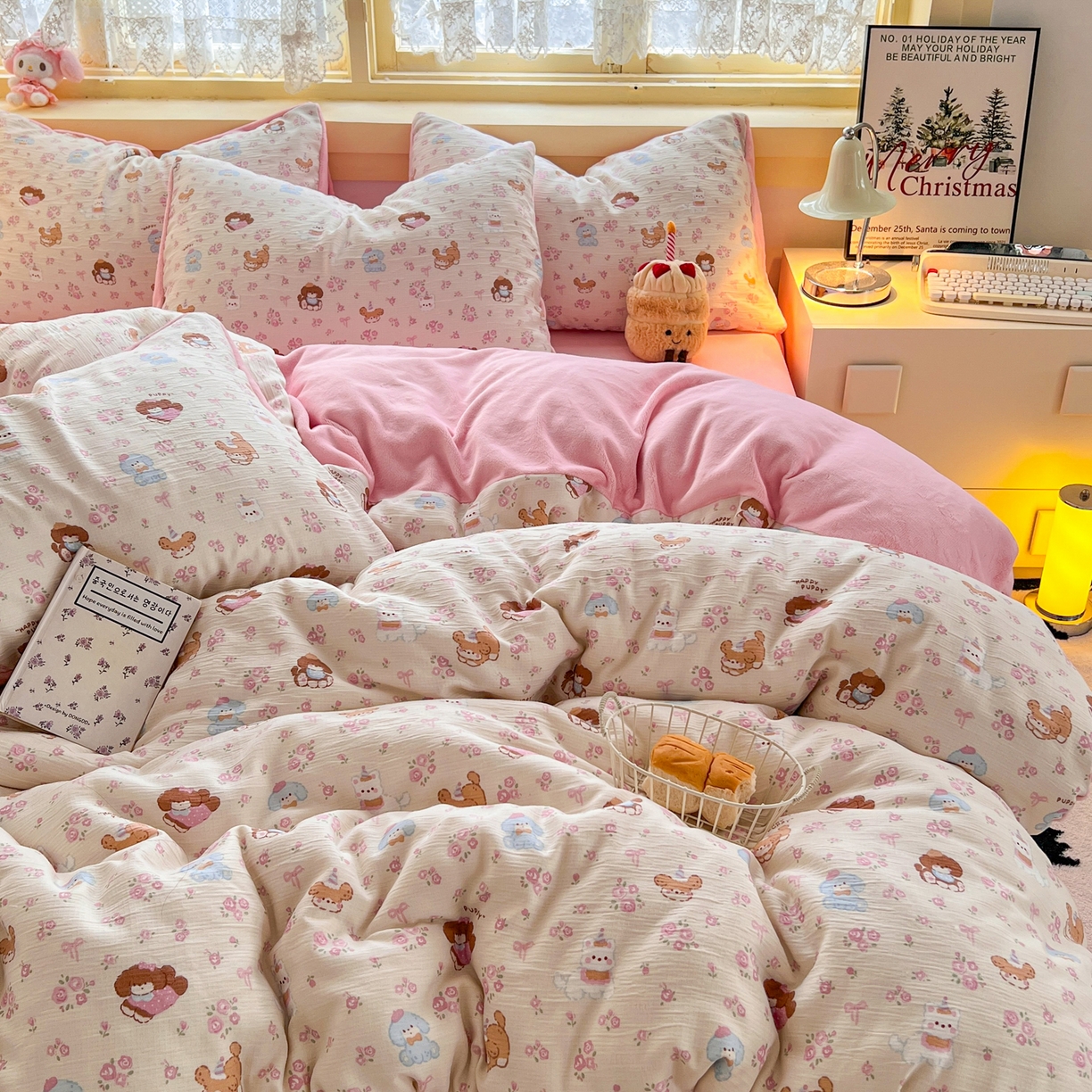 91家纺网 家纺一手货源 找家纺 瑞钰 2025新款A版三层纱B版牛奶绒四件套系列 花丛点点猫