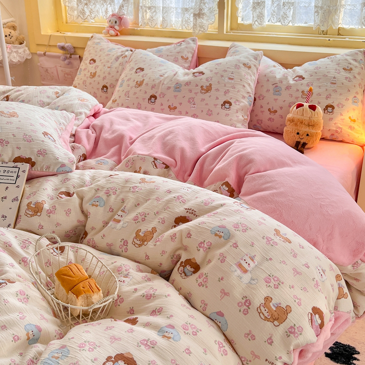 91家纺网 家纺一手货源 找家纺 瑞钰 2025新款A版三层纱B版牛奶绒四件套系列 花丛点点猫