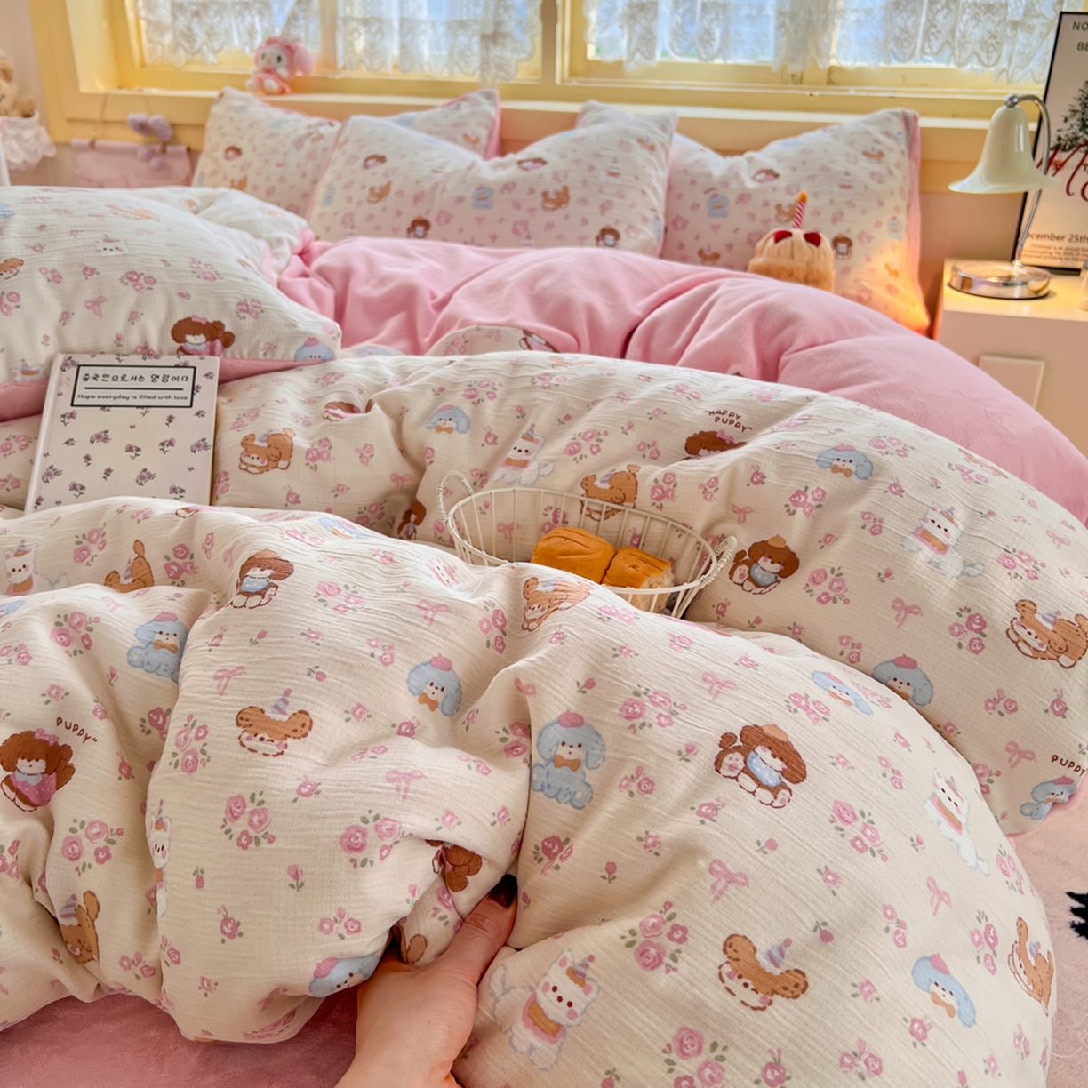 91家纺网 家纺一手货源 找家纺 瑞钰 2025新款A版三层纱B版牛奶绒四件套系列 花丛点点猫