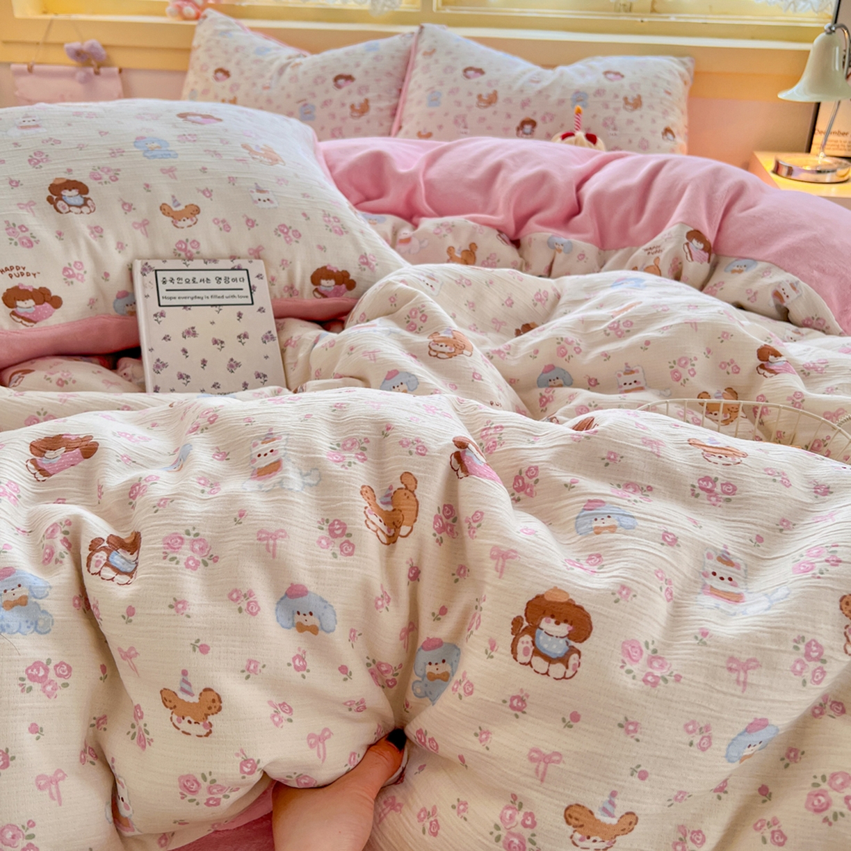 91家纺网 家纺一手货源 找家纺 瑞钰 2025新款A版三层纱B版牛奶绒四件套系列 花丛点点猫