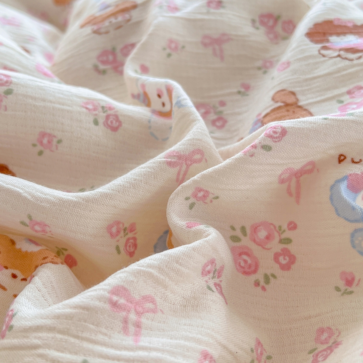 91家纺网 家纺一手货源 找家纺 瑞钰 2025新款A版三层纱B版牛奶绒四件套系列 花丛点点猫