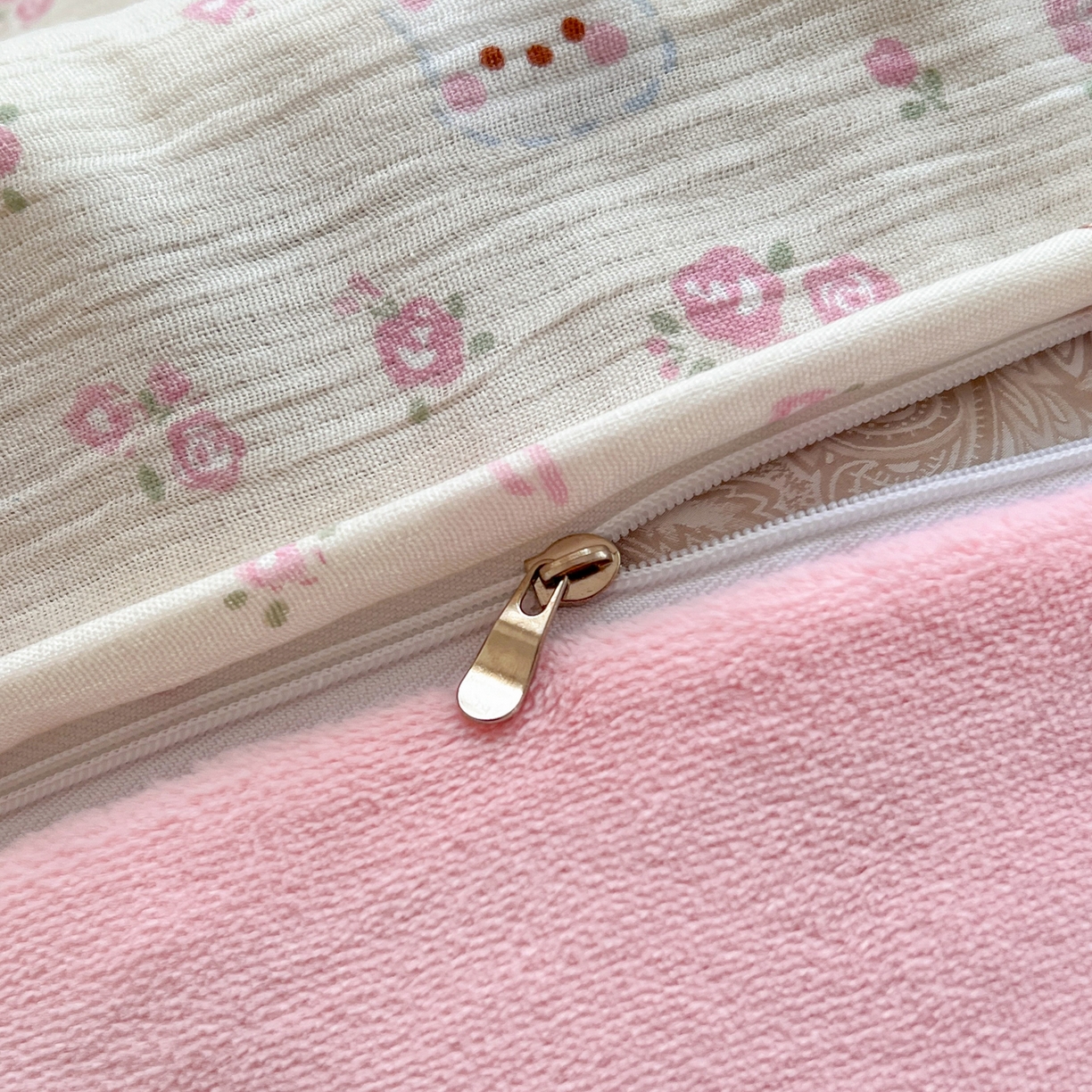 91家纺网 家纺一手货源 找家纺 瑞钰 2025新款A版三层纱B版牛奶绒四件套系列 花丛点点猫